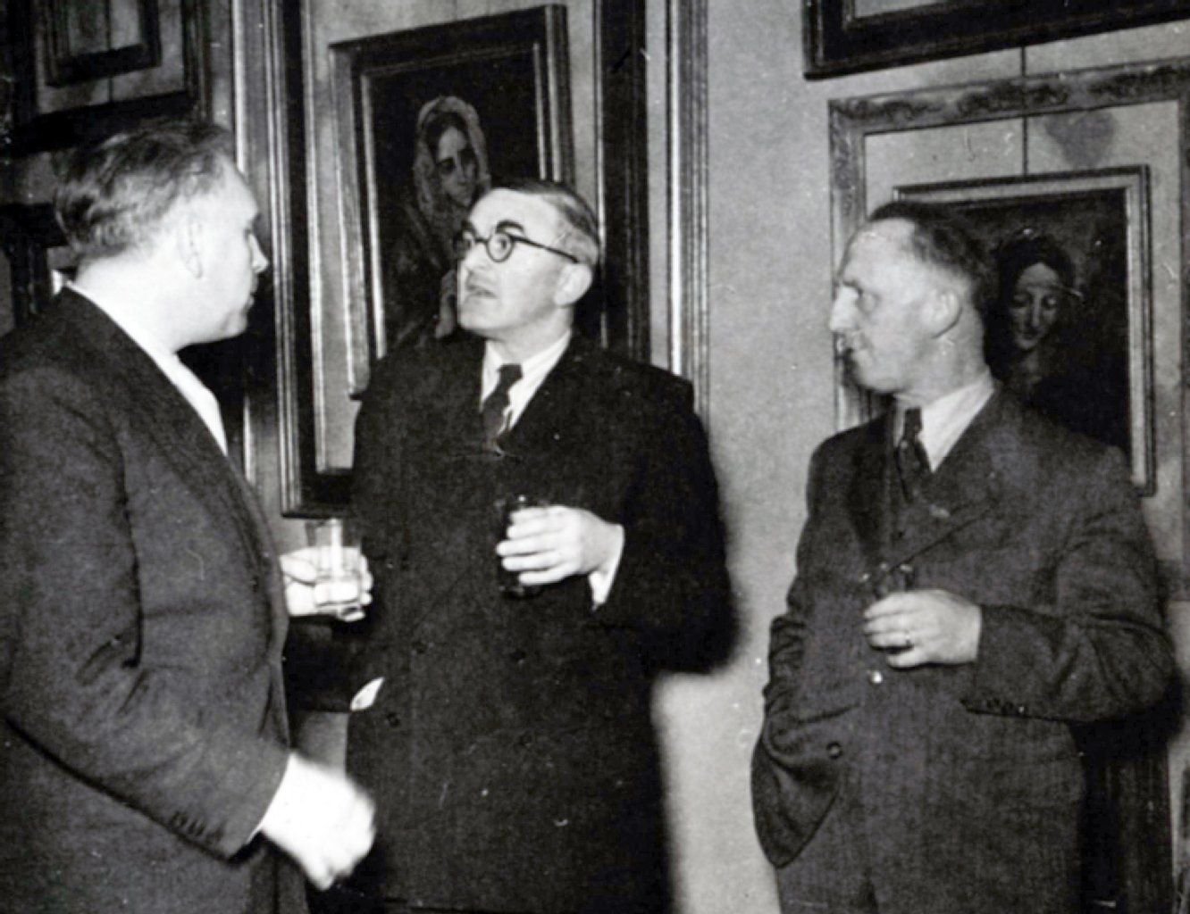 Der Düsseldorfer Oberbürgermeister Josef Gockeln (CDU, l-r), der Direktor des Kunstvereins Dr. Hildebrand Gurlitt und Dr. Paul Kauhausen vom Stadtarchiv bei einer Veranstaltung um 1949.