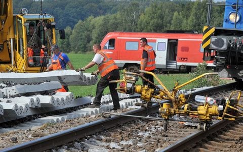 Nach dem schweren Zugunglück in Lauterbach bei Bad Lausick laufen die Aufräumarbeiten. (FOTO: DPA)