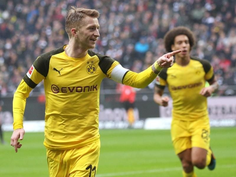 Marco Reus (l) feiert mit dem heranlaufenden Axel Witsel ein Tor für Borussia Dortmund. Foto: Thomas Frey
