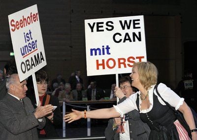 Bayerns Justizminsterin Beate Merck (r) begrüßt beim Politischen Aschermittwoch der CSU in die Dreiländerhalle in Passau (Niederbayern) Anhänger mit Plakaten. (FOTO: DPA)