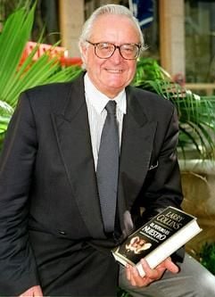 Der amerikanische Schriftsteller Larry Collins (Foto vom 20. August 1998) starb im Alter von 75 Jahren im südfranzösischen Frejus an einer Gehirnblutung. (Foto: dpa)
