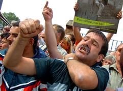 Gegner der Arbeitsmarktreform Hartz IV protestieren am Dienstag (24.08.2004) am Rande des Kanzlerbesuchs zur Eröffnung des sanierten Banhnhofs von Wittenberge (Prignitz). Der Bahnhof an der Strecke Berlin-Hamburg wurde seit August 2000 für rund 76 Millionen Euro erneuert. Schröder taufte auch einen ICE auf den Namen der Prignitz-Stadt und besuchte ein Ausbildungszentrum. (Foto: dpa)