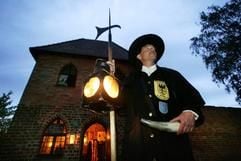 Der Nachtwächter Frank Selbitz geht in Lübben von der Nachtwächterstube an der alten Stadtmauer auf Rundgang durch die Spreewaldgemeinde. (Foto: ddp)