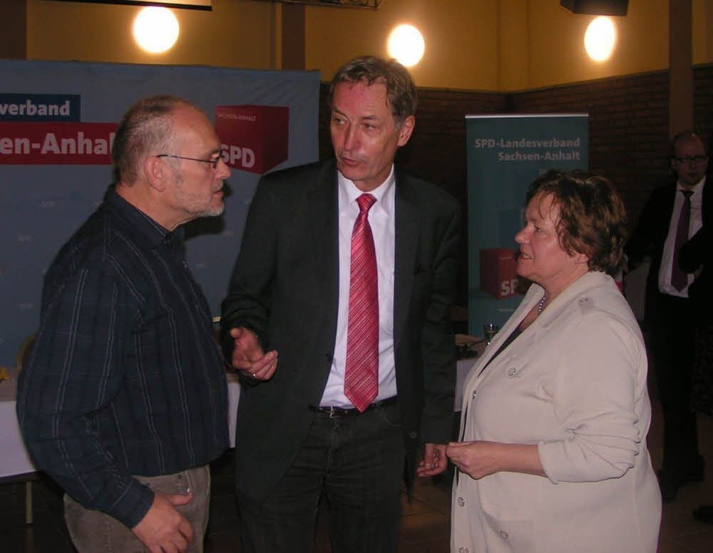 Schatzmeister Ralf Riediger (von links), Landtagsabgeordneter, SPD-Kreisvorsitzender Ronald Brachmann und Kreistagsfraktionschefin Birgit Voigt im Gespräch.