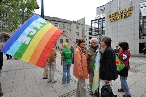 Gedenken an 25. Jahre tschernobyl an der Friedensglocke in Dessau. Mit dabei waren unter anderem der Energietisch, die Grünen, die SPD und die Linken. (FOTO: LUTZ SEBASTIAN)