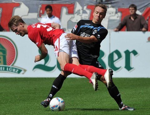 Münchens Arne Feick (r.) und der Cottbusser Jules Reimerink kämpfen um den Ball. (FOTO: DAPD)