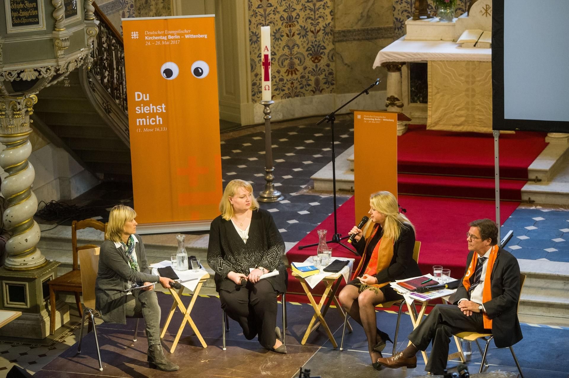 Bettina Warken, Anette Schultner (AfD), Liane Bednarz und Bischof Markus Dröge (v.l.) diskutiere in der Berliner Sophienkirche in Berlin bei einer Veranstaltung des Evangelischen Kirchentags.