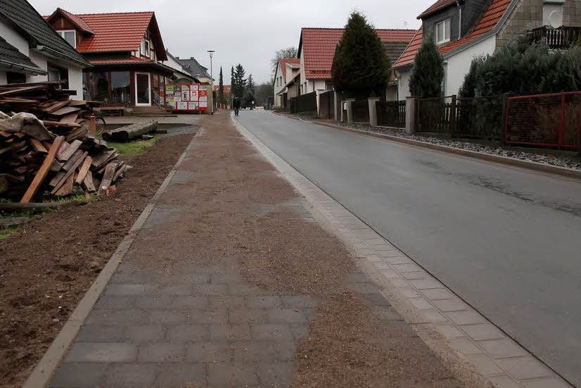 Im Frühjahr soll diese Stelle des Gehwegs neu gepflastert werden, denn die Neigung zur Fahrbahn hin könnte eine Gefahr darstellen.