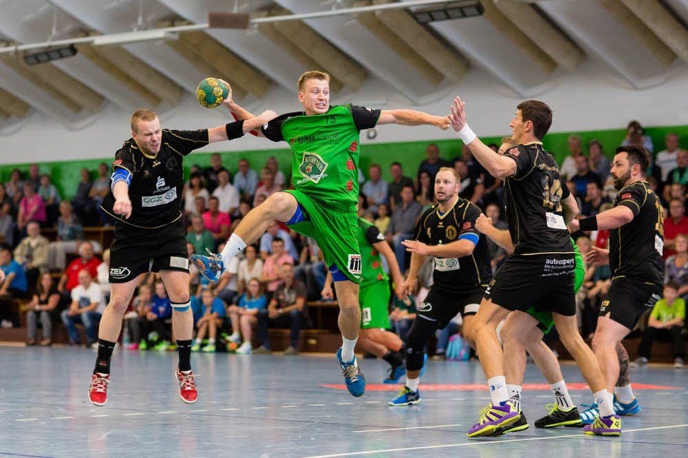 Zum Zerreißen gespannt war die Hinrunde von Martin Lux (am Ball) und der HG 85 Köthen.