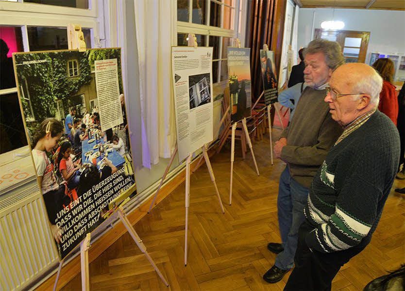 Die Ausstellung über Asyl und Menschenrecht soll mit Vorurteilen gegenüber Flüchtlingen aufräumen. Der Kirchenkreis Egeln hatte die Info-Tafeln von der Organisation „Pro Asyl“ erworben.