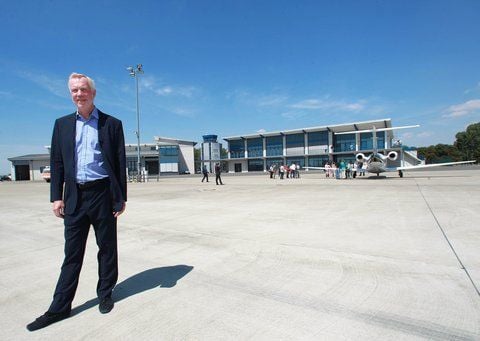 Der dänische Investor Peter Solbeck steht am Mittwoch auf dem Flughafen in Cochstedt (Salzlandkreis). (FOTO: DPA)