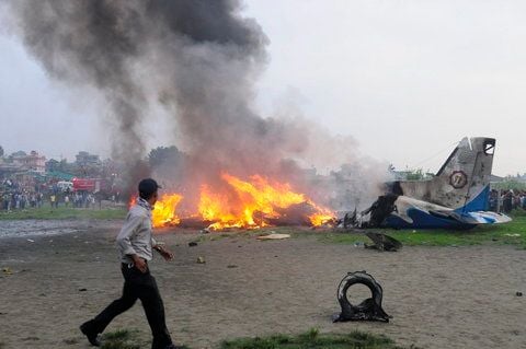 Die zweimotorige Maschine vom Typ Dornier Do 228 war nach dem Start auf dem Flughafen in Kathmandu in Brand geraten und abgestürzt. (FOTO: DPA)