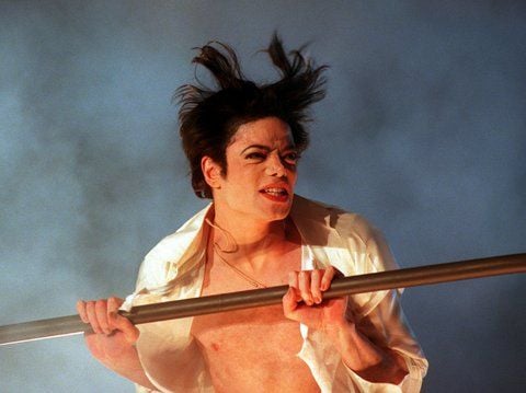 Michael Jackson steht am 04.11.1995 mit wehenden Haaren und singend bei «Wetten, dass ..?» am Geländer einer Hebebühne, mit der er über die Zuschauer der Rhein-Ruhr-Halle in Duisburg «geschwenkt» wurde. (FOTO: DPA)