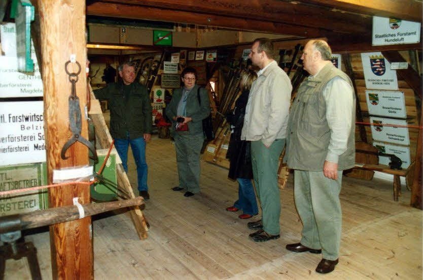 Zu den Exponaten der umfassenden Sammlung gehören auch Arbeitsgeräte und Holzkunst.