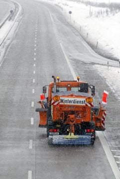 Ein Einsatzfahrzeug der Autobahnmeisterei Plötzkau verstreut beim Winterdienst am Dienstag (06.01.2004) Tausalz auf der Bundesautobahn 14 bei Bernburg. (Foto: dpa)