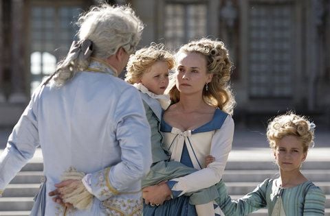 Diane Kruger als Marie-Antoinette nimmt in einer Szene des Kinofilms «Leb wohl, meine Königin!» von Xavier Beauvois als König Louis XVI. Abschied (undatierte Filmszene). (FOTO: CAPELIGHT PICTURES)