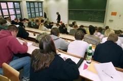 Studenten während der Vorlesung in einem Hörsaal. (Foto: dpa)