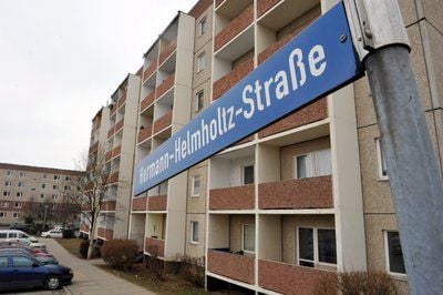 Blick auf DDR-Plattenbauten in der Geraer Hermann-Helmholtz-Straße im Stadtteil Bieblach-Ost. (FOTO: DPA)