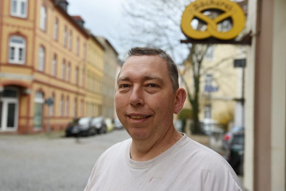 Bäckermeister Sven Szczecinski-Große setzt in seinem kleinen Laden in der Eduardstraße/Ecke Aribertstraße auf Handarbeit.