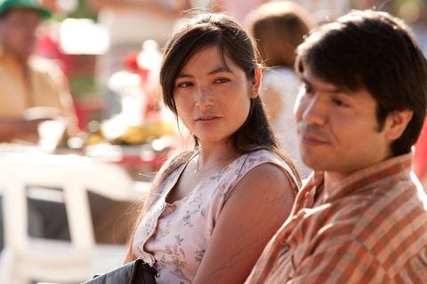 Magaly Solier (l) als Rosenverkäuferin Marcela und Pietro Sibille als Marcelas Freund und Blumenschwarzhändler Nelson in einer Szene des Kinofilms «Amador und Marcelas Rosen» (undatierte Filmszene). Das Drama kommt am Donnerstag (07.06.2012) in die deutschen Kinos. (FOTO: ALAMODE FILM)