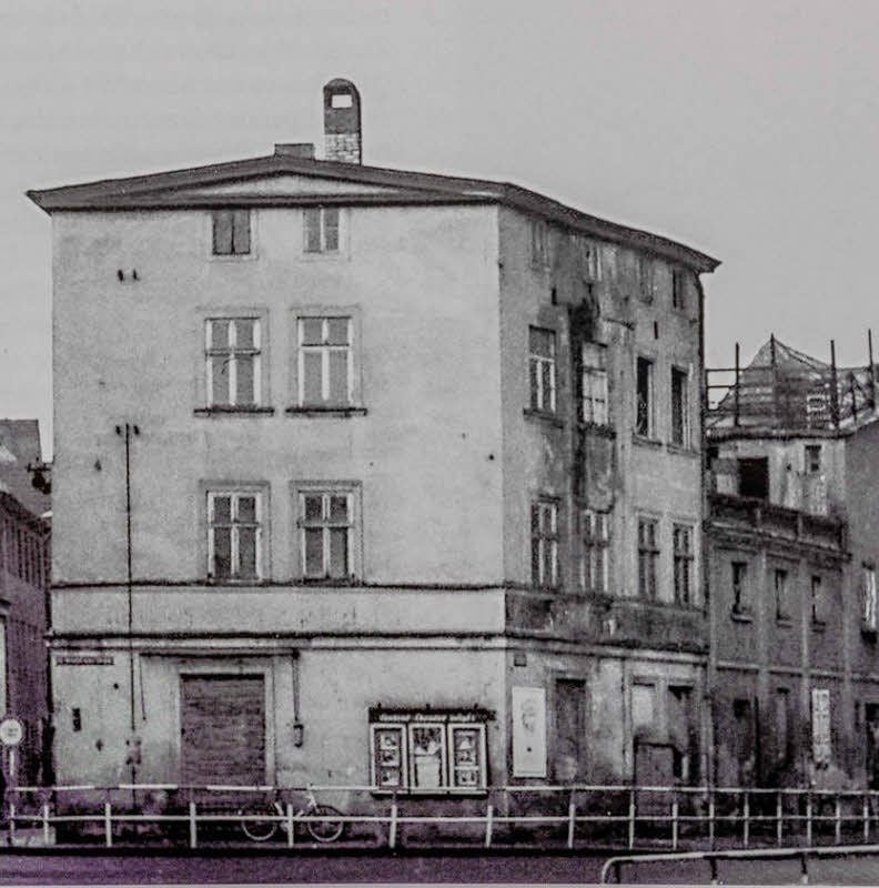 Tabakgeschäft, Schuhmacher - alles Geschichte. Dieses Haus Jüdenstraße 23 steht nicht mehr. Stattdessen ist an gleicher Stelle das Café Fritz.