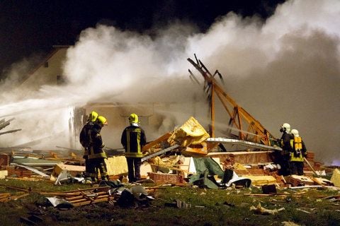 Feuerwehrleute löschen in Ehrenfriedersdorf (Sachsen) das Feuer, nachdem ein Einfamilienhaus explodierte. (FOTO: DPA)