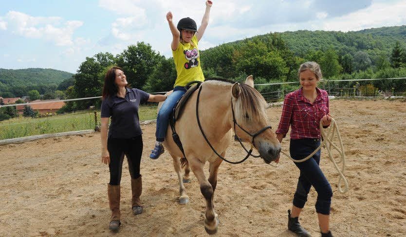Madlen mit Therapeutin Jana Henneberg und deren Tochter Jenny in Aktion.