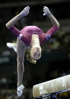Swetlana Chorkina beim Abgang vom Barren während der Turnweltmeisterschaften in Anaheim (Foto: dpa, Archiv).