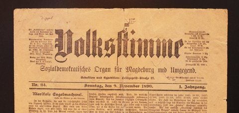 Blick auf eine Volksstimme aus dem Jahr 1890 in der Ausstellung «120 Jahre Volksstimme» in Magdeburg. (FOTO: DPA)
