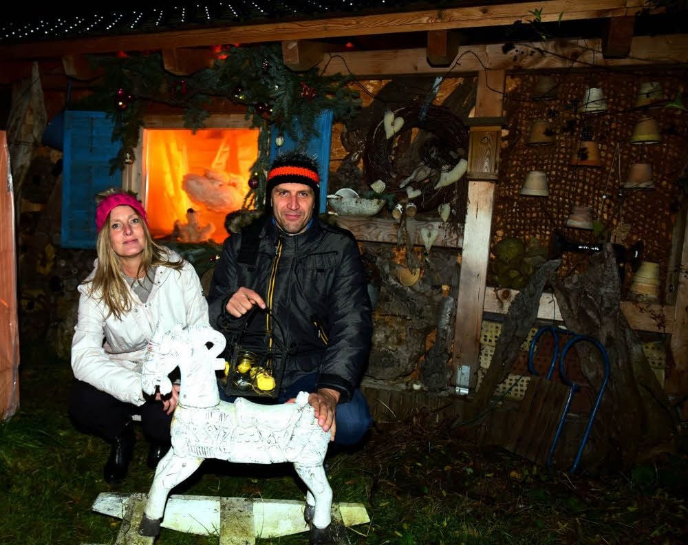 Sylvia Grüning und Udo Beyer vor der gestalteten Carport-Wand