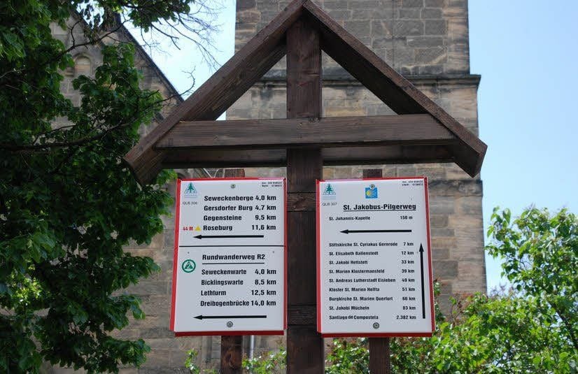 Ein neuer Schilderbaum steht unweit der Johanniskirche.