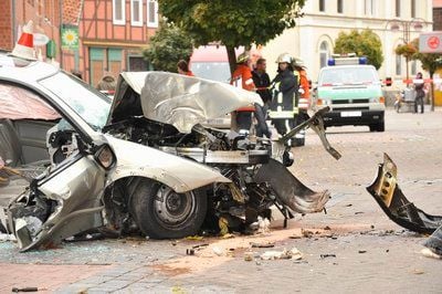 Der zerstörte Pkw steht in der Fussgängerzone in Gehrden bei Hannover. (FOTO: DDP)