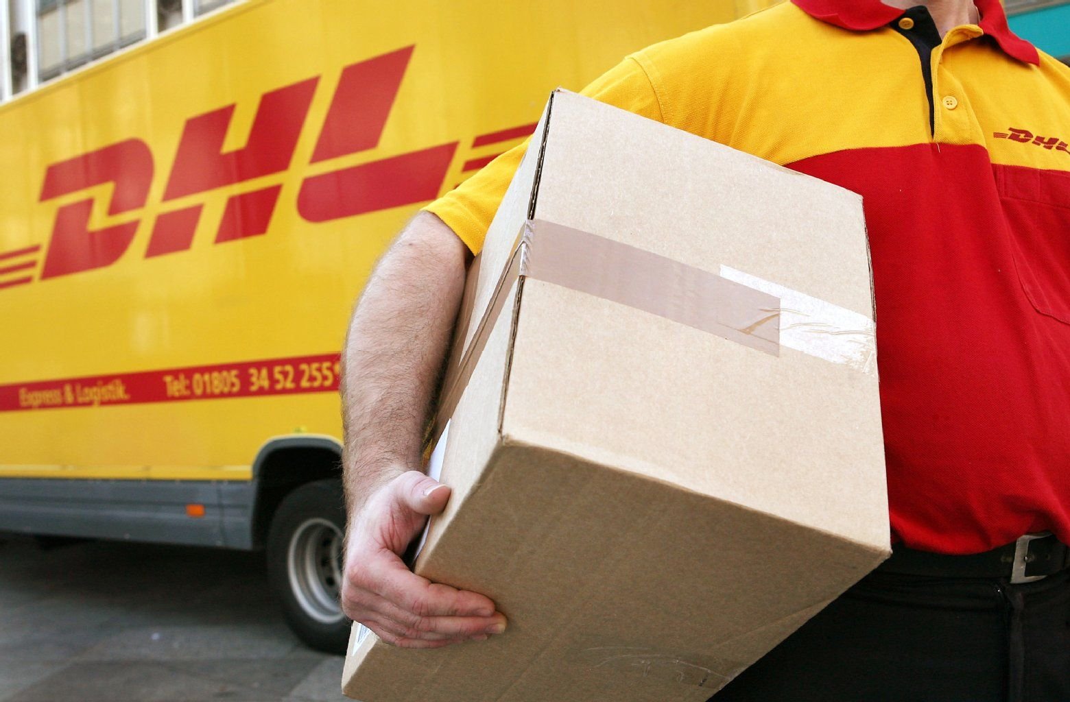 Mitarbeiter des Paketdienstleisters DHL