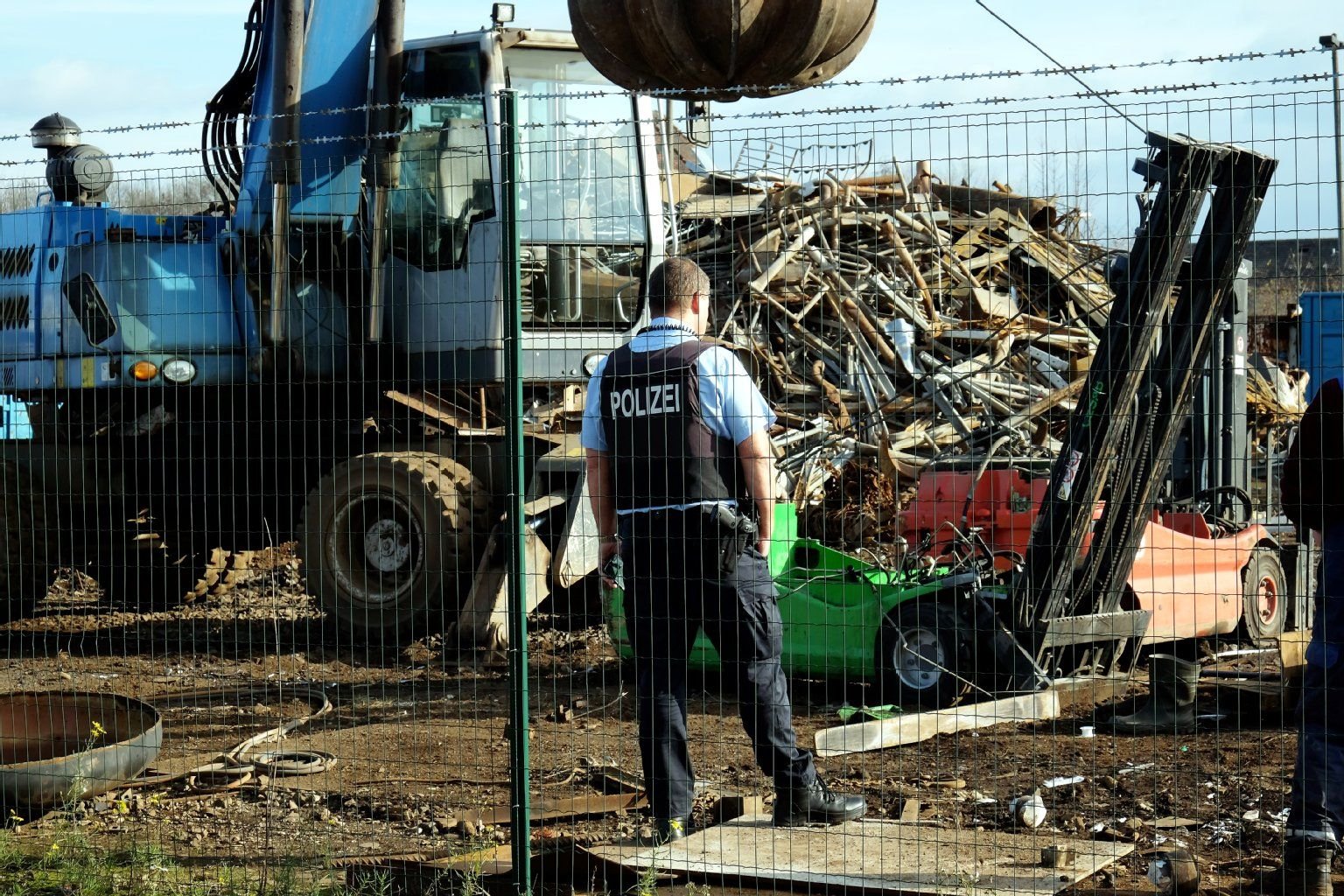 Ein Arbeiter ist bei einem Arbeitsunfall bei der Schrottrecycling GmbH am Güterbahnhof in Zeitz verletzt worden.