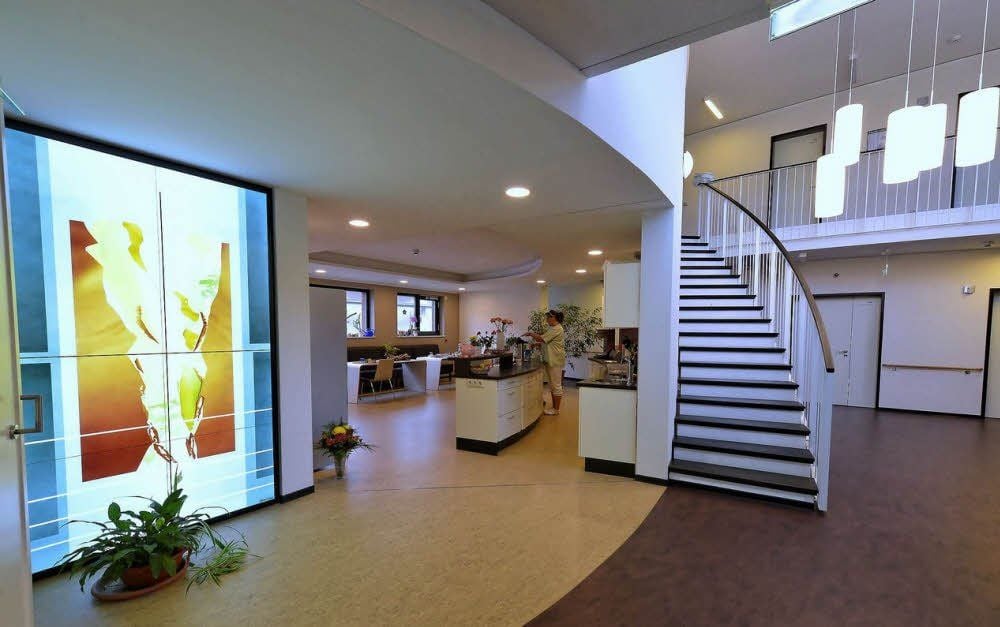 Das Foyer des Palliativzentrums ist gestaltet wie eine Hotellobby und lädt zum Verweilen ein.