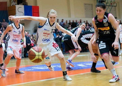 Laura Hebecker (Mi.) kämpft um den Ball gegen Brianne Marie O'Rouke (re.).