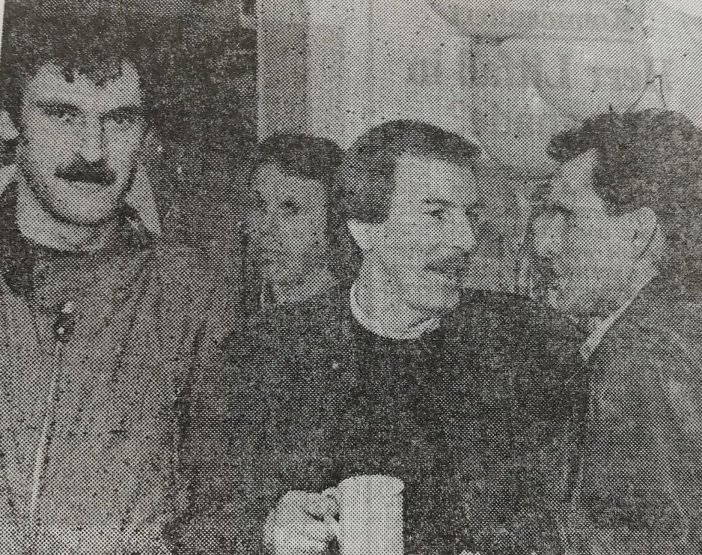 Auch das sind schöne Erinnerungen: Vor einem Spiel im Sangerhäuser Friesenstadion fachsimpelte Sportreporter Ralf Kandel (links) mit den 74er Weltmeistern Jürgen Grabowski (Mitte) und Wolfgang Overath.