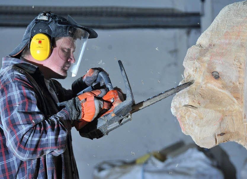 Bildhauer Sergej Dyschlewoi aus der Ukraine arbeitet an einer Skulptur. Kaum zu glauben: Auch das Gesicht gelingt ihm mit der Kettensäge.