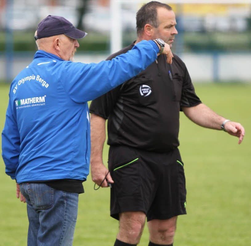 Bergas Trainer Moraweck sagt, was er denkt. Hier mit Schiedsrichter Aurich.