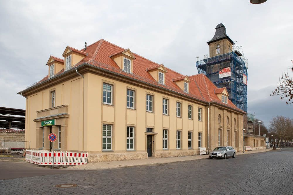 Die Fassade des Zeitzer Bahnhofs strahlt schon neu.