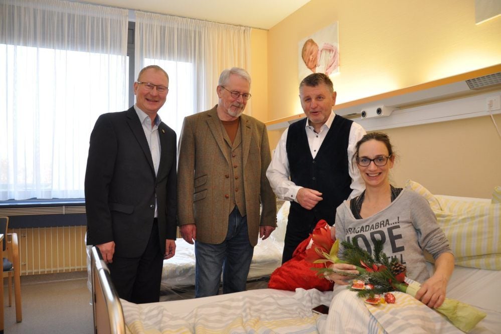 Mandy Riemann bekommt Glückwünsche von Landrat Uwe Schulze, Direktor Hans-Joachim Kluger und Oberbürgermeister Armin Schenk (v. r).