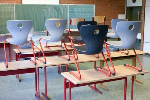 Blick in einen leeren Klassenraum