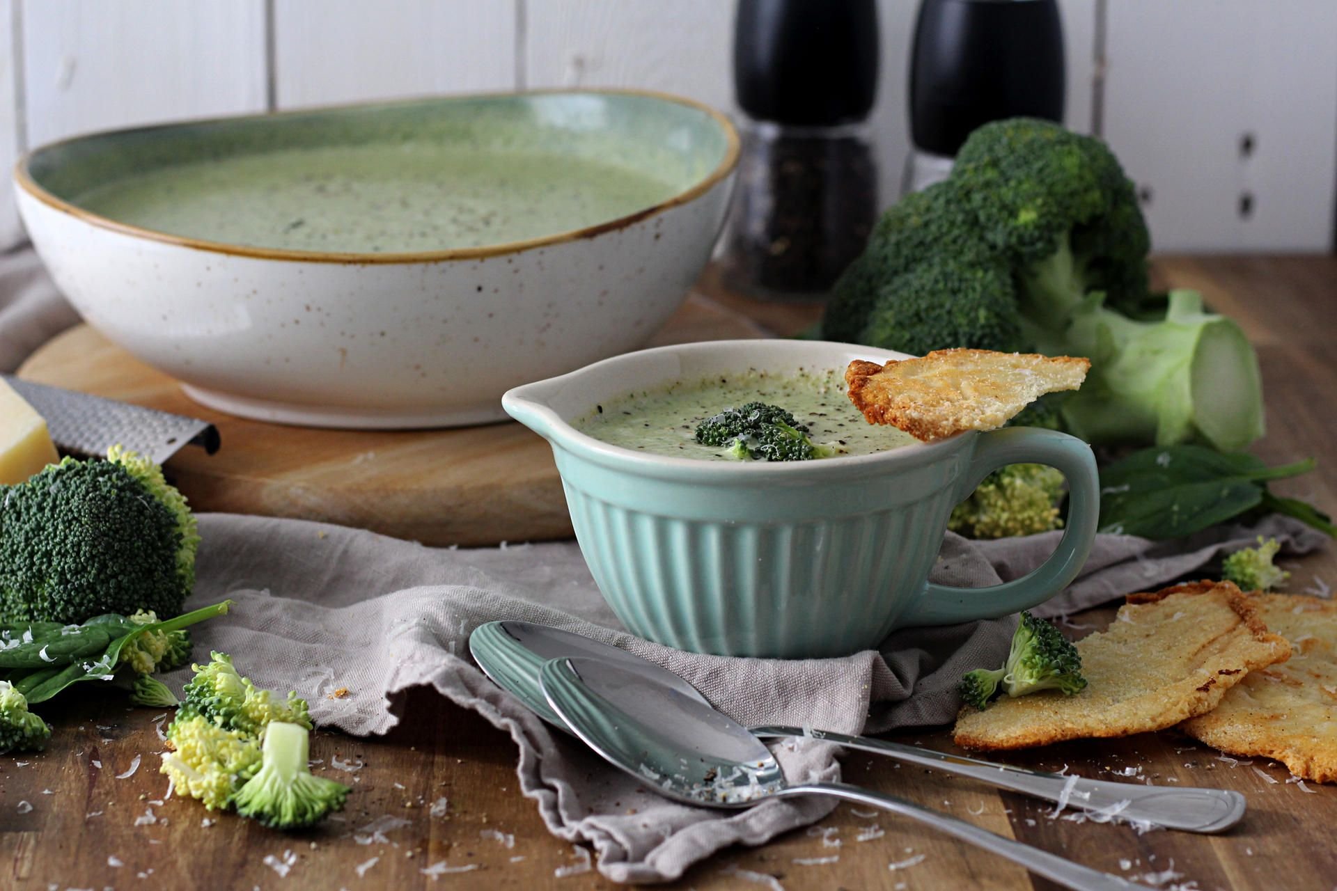 Ob als Hauptgericht oder Vorspeise: Die Brokkolisuppe punktet mit dem Gegensatz zwischen cremig-zarter Textur und dem Biss in den knusprigen Parmesan-Chips.