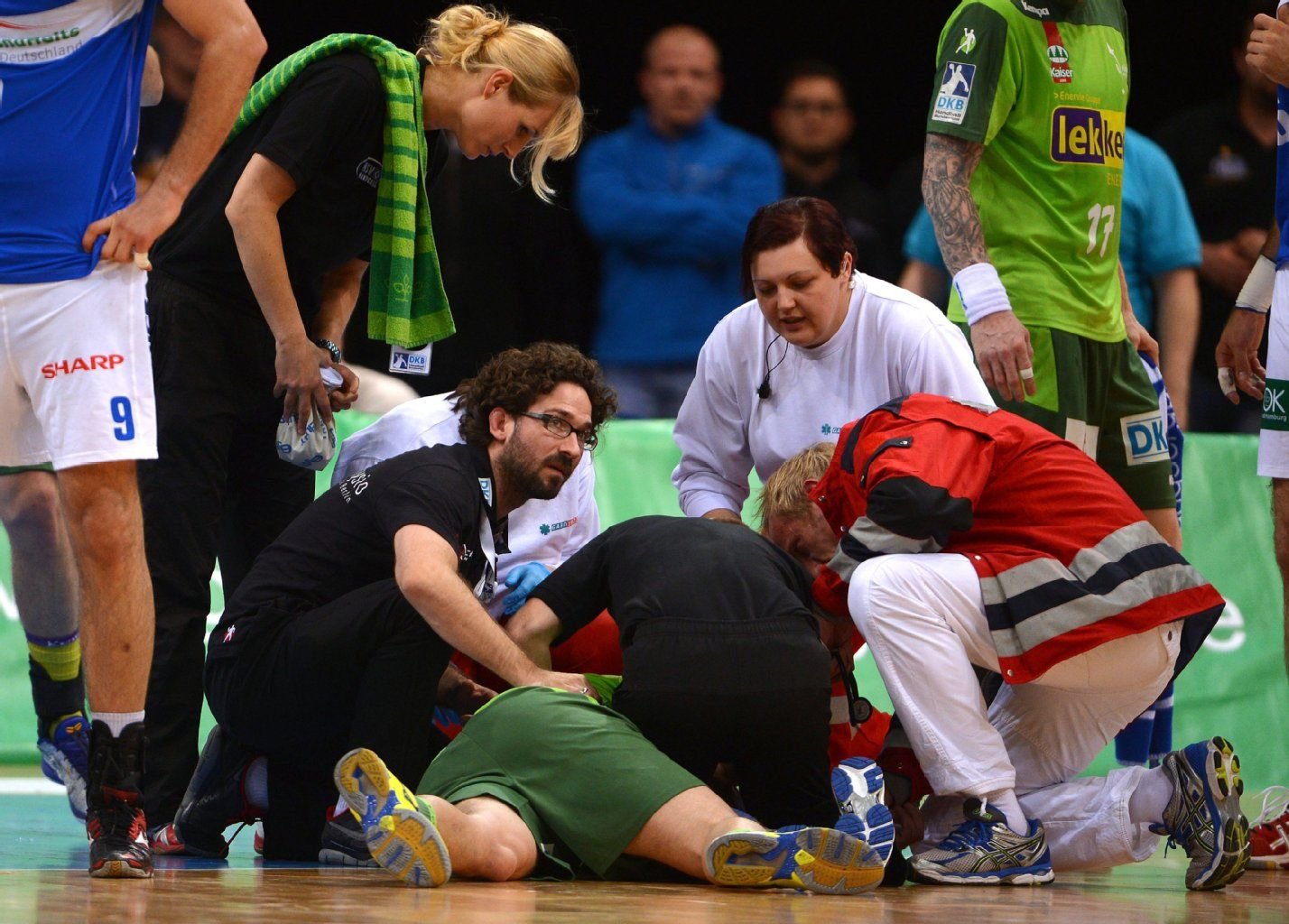 Berlins Ivan Nincevic liegt verletzt auf dem Boden.