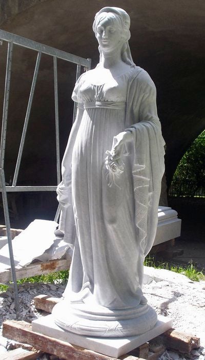 Das Denkmal für Luise Königin von Preußen (1776-1810), welches von Hans Schuster am Donnerstag in Magdeburg eingeweiht wird. (FOTO: DDP)