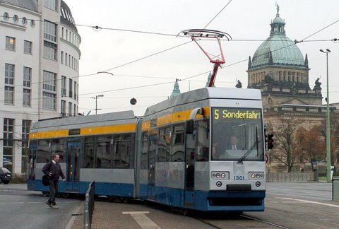 Eine Straßenbahn fährt durch Leipzig. (FOTO: DPA/ARCHIV)