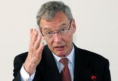 Vorzeige-Manager in guter Stimmung: Gerhard Cromme ist Aufsichtsratschef der ThyssenKrupp AG, die weltweit über 180000 Mitarbeiter beschäftigt. Er leitet die Regierungskommission «Corporate Governance», die Verhaltensregeln für Manager erarbeitete. (Foto: dpa)