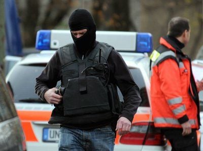 Polizisten in Schutzwesten sicherten nach dem Übergriff in Bergkamen die Umgebung der Schule. (FOTO: DDP)