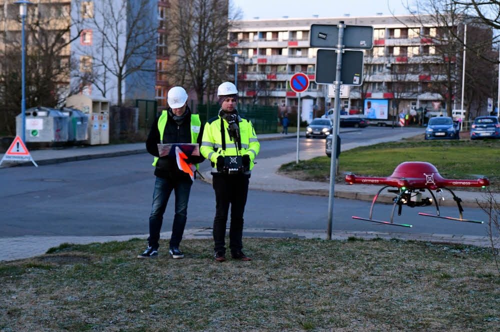 Sven Kaleta (rechts) lässt die Drohne zur Vermessung der Heiztrasse in die Luft steigen.