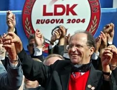 Der Präsident des Kosovo und Vorsitzender der demokratischen Liga von Kosovo (LDK), Ibrahim Rugova, während des letzten Wahlkampfauftritts im Fußballstadion von Pristina. (Foto: dpa)